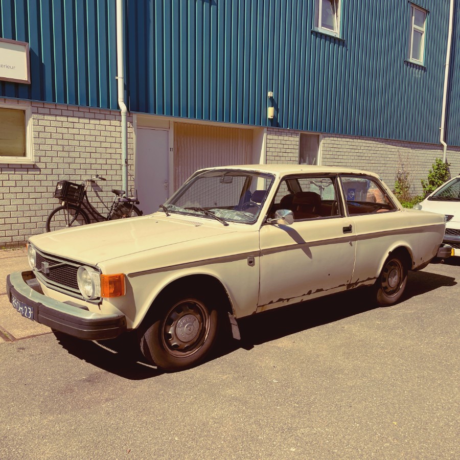 Klassieke Volvo op een dijkweggetje